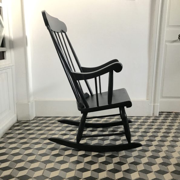 Rocking chair en bois peint en noir vintage