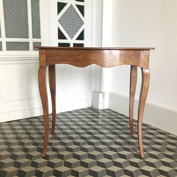 Table d'appoint en bois style Louis XV merisier pieds de biche