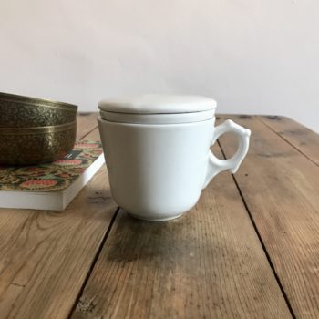 Tasse à thé ancienne porcelaine blanc