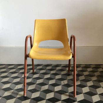 Chaise d'enfant vintage en plastique jaune et piétement métal