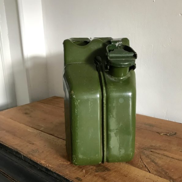 Ancienne nourrice ou jerrican à vin de l'armée française en métal vert olive 10L