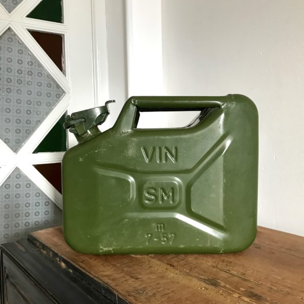 Ancienne nourrice ou jerrican à vin de l'armée française en métal vert olive 10L