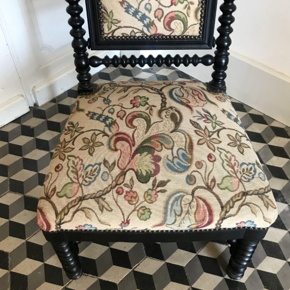 Chaise de nourrice ancienne en bois tourné noir Napoléon III tapisserie fleurie
