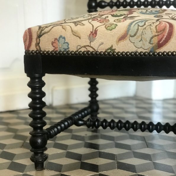 Chaise de nourrice ancienne en bois tourné noir Napoléon III tapisserie fleurie