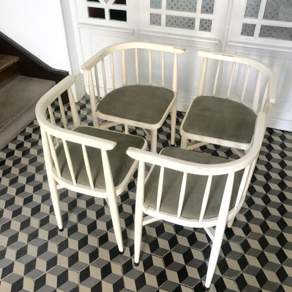 Ensemble de 4 chaises encastrables en bois blanc par Thonet