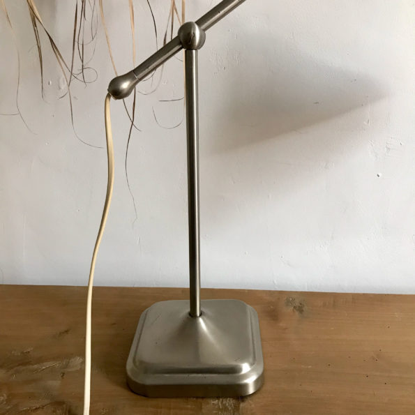 Lampe de bureau ancienne en métal et opaline avec bras articulé