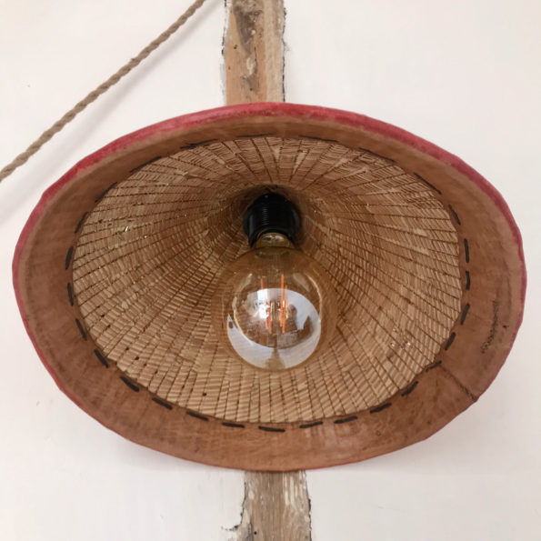 Suspension créée à partir d'un chapeau en paille et cuir chiné vintage ethnique