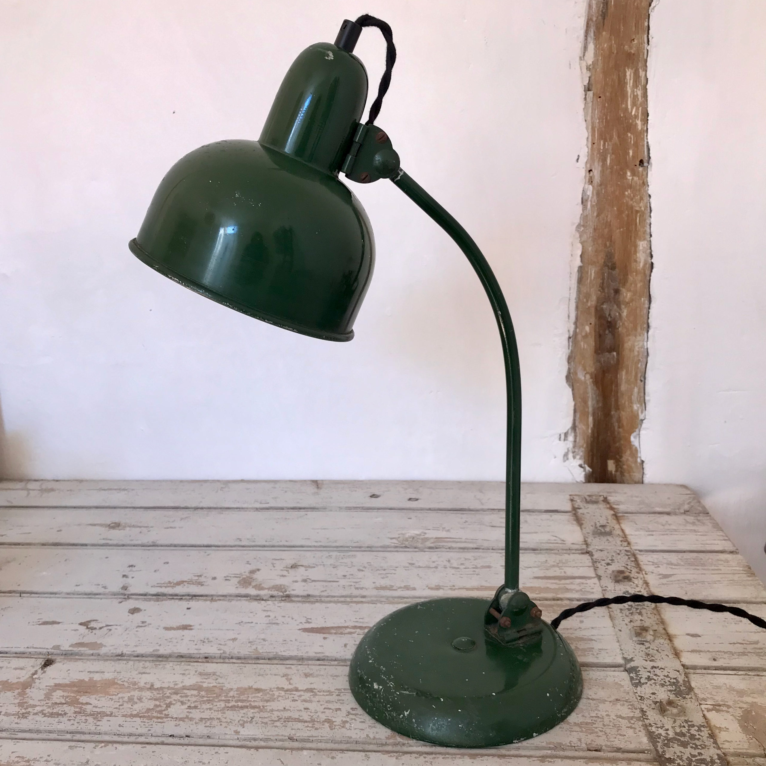 Lampe de bureau vintage 1960 en métal vert pale - Le palais des bricoles